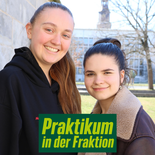 Auf dem Foto sind zwei Mitarbeiterinnen der Fraktion zu sehen, die in die Kamera lächeln. Darunter steht in hellgrüner Schrift auf dunkelgrünem Hintergrund: "Praktikum in der Fraktion"