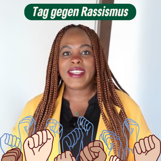 Auf dem Bild ist die lächelnde Abgeordnete Djenabou Diallo Hartmann zu sehen, darüber in weißer Schrift auf dunkelgrünem Hintergrund "Tag gegen Rassismus" und darunter viele Grafiken von geballten Fäusten verschiedenster Hautfarben.